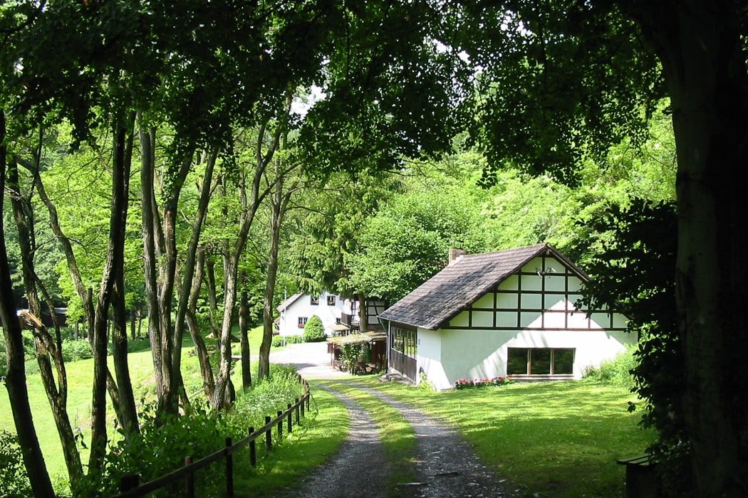 Gemütliche Hütten im Schilsbachtal im Nationalpark Eifel