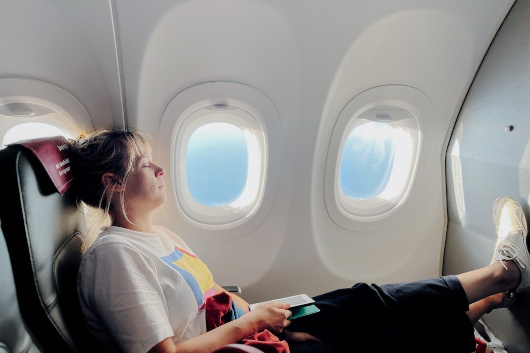 Im Flugzeug schlafen
