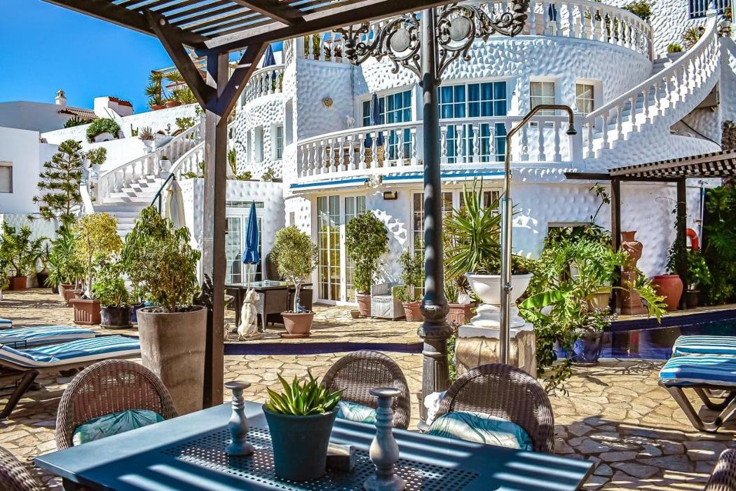Terrasse mit Stühlen und Tischen im Casablanca Fuerteventura