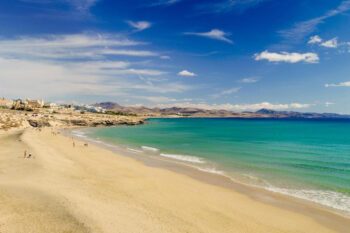 Ausblick auf die Playa Esmeralda vor dem H10 Adults-Only Hotel auf Fuerteventura