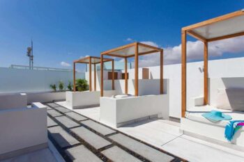 Terrasse mit Liegen im Hotel Vacanzy Urban auf Fuerteventura