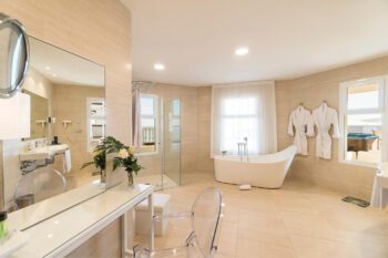 Schöne Badezimmer mit Dusche und Badewanne im Royal Palm Resort - Adults-Only auf Fuerteventura