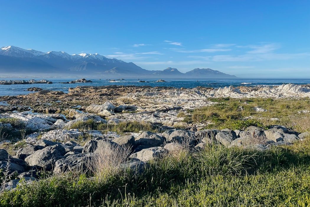 Blick auf Berge und Meer bei Kaikoura, Neuseeland