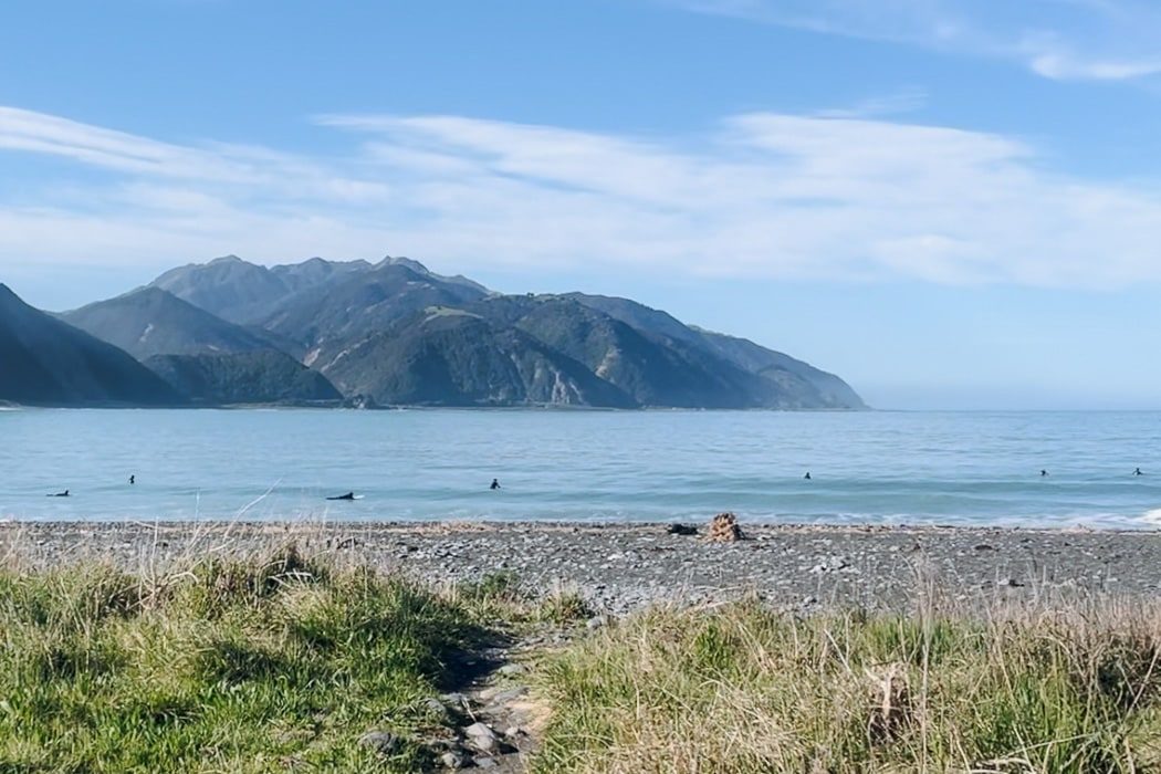 Surfer im Wasser in der Nähe von Kaikoura, Neuseeland