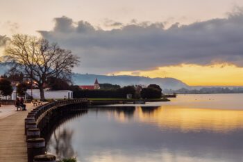 Ausblick auf den Lake Rotorua von der Promenade aus