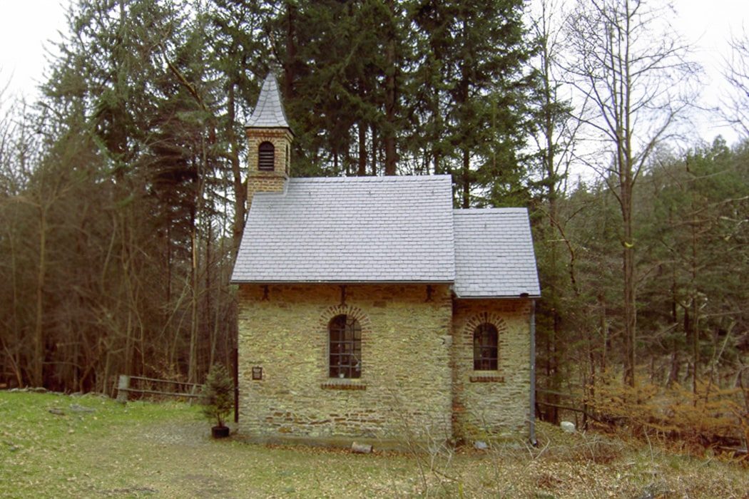 Blick auf die St.-Eduard-Kapelle im Nationalpark Eifel