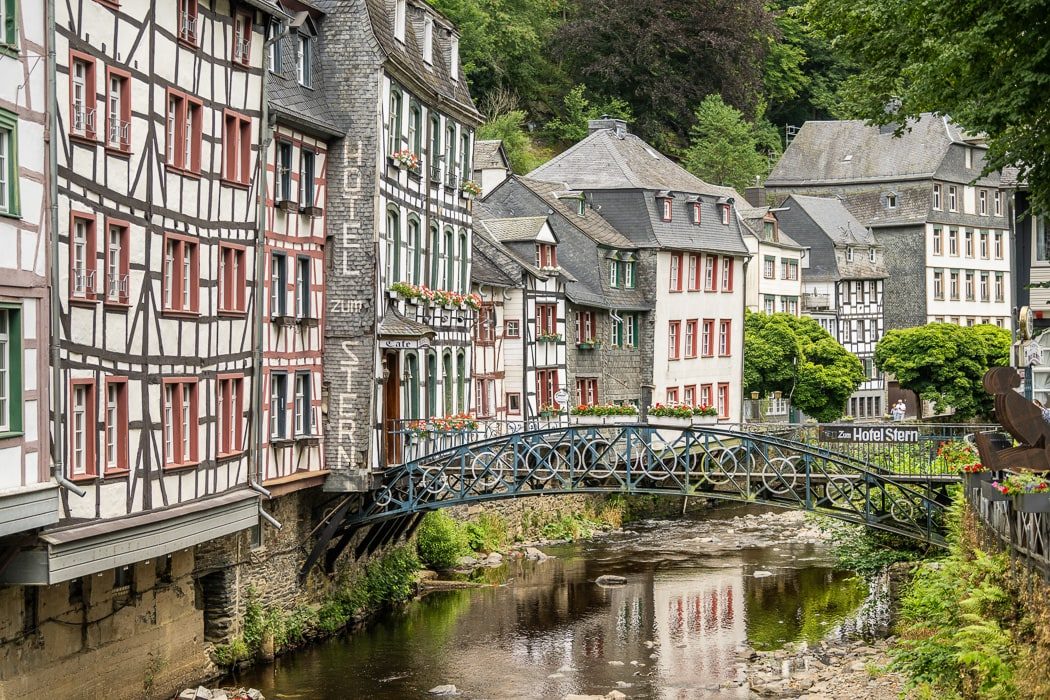 Hausfassaden der Altstadt Monschau im Nationalpark Eifel
