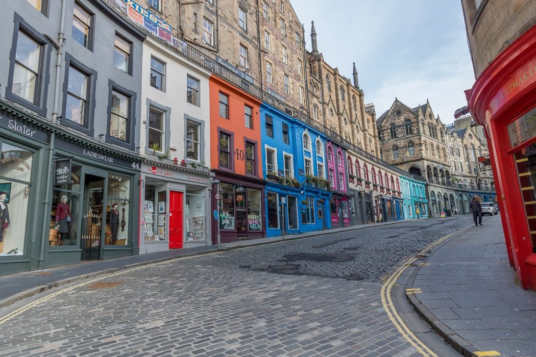 Die Victoria Street ist Edinburgh's Winkelgasse
