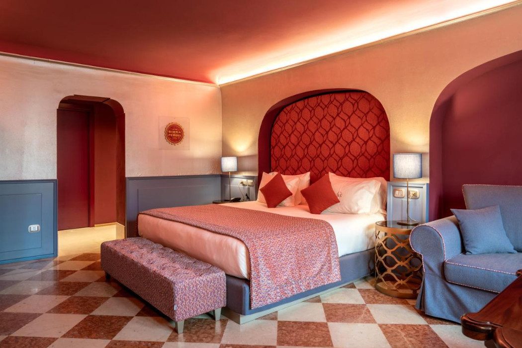 Hotelzimmer in Rottönen und schachbrettartigem Boden mit Doppelbett