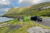 Ein Auto steht auf einem kleinen Rastplatz auf den Färöer Inseln