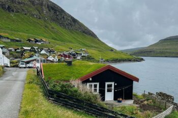 Ein Haus in Bøur auf den Färöer Inseln