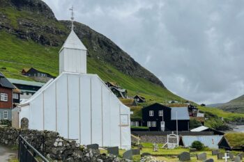 Kirche in Bøur auf den Färöer Inseln