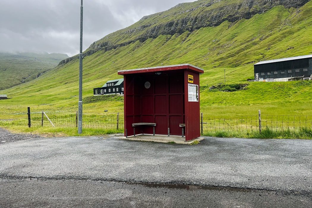 Eine rote Bushaltestelle auf den Färöer Inseln