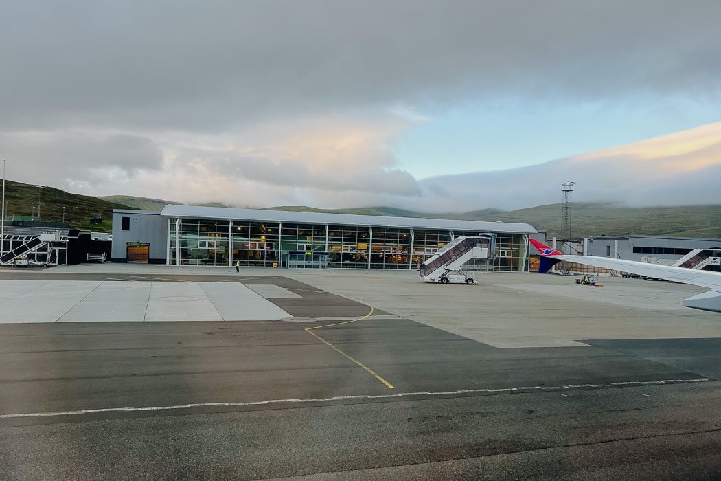 Der Flughafen Vágar auf den Färöer Inseln