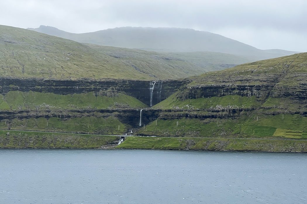 Blick auf den Fossá Wasserfall von der Insel Eysturoy aus