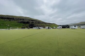 Ein Campingplatz auf einem ehemaligen Fußballplatz in Eiði auf den Färöer Inseln