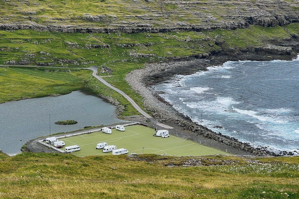 Der ehemalige Fußballplatz in Eiði auf den Färöer Inseln ist heute ein Campingplatz