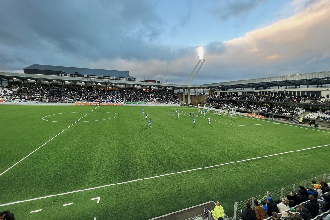 Das Tórsvøllur Stadion in Tórshavn auf den Färöer Inseln