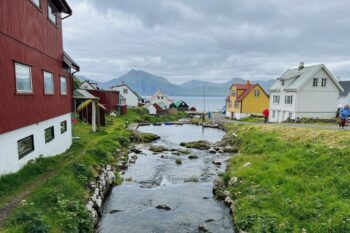 Ein Bach, der durch Gjógv auf den Färöer Inseln fließt
