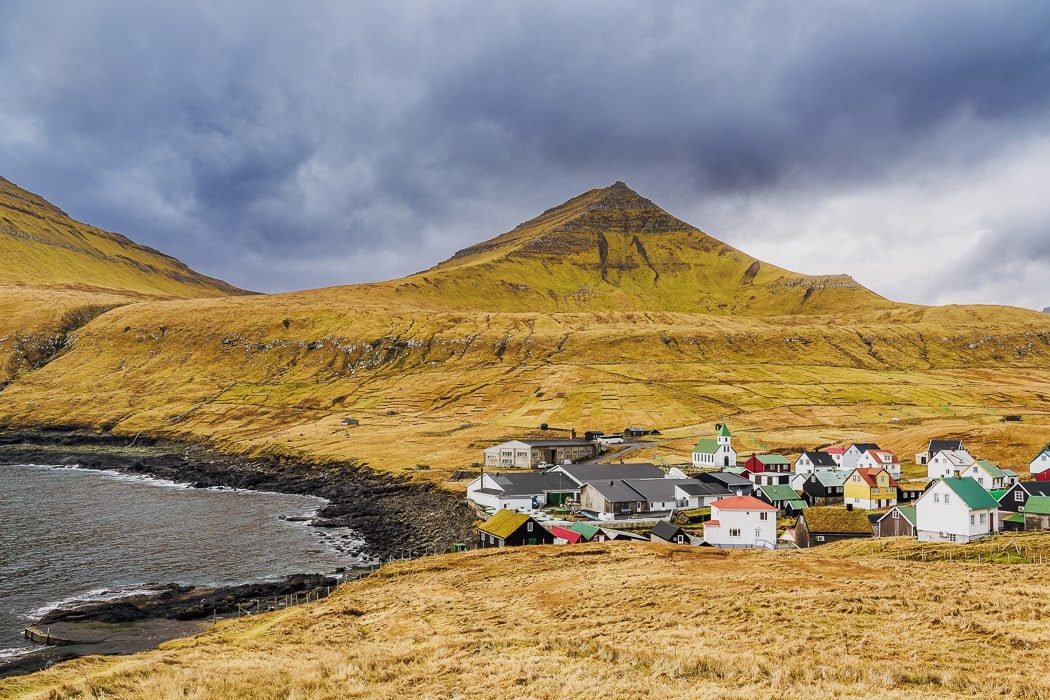 Herbst in Gjógv auf den Färöer Inseln