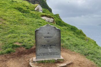 Der Grabstein von James Bond auf der Insel Kalsoy auf den Färöer Inseln