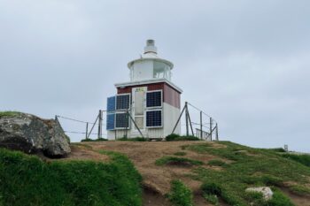 Der Leuchtturm Kallur auf der Insel Kalsoy auf den Färöer Insen