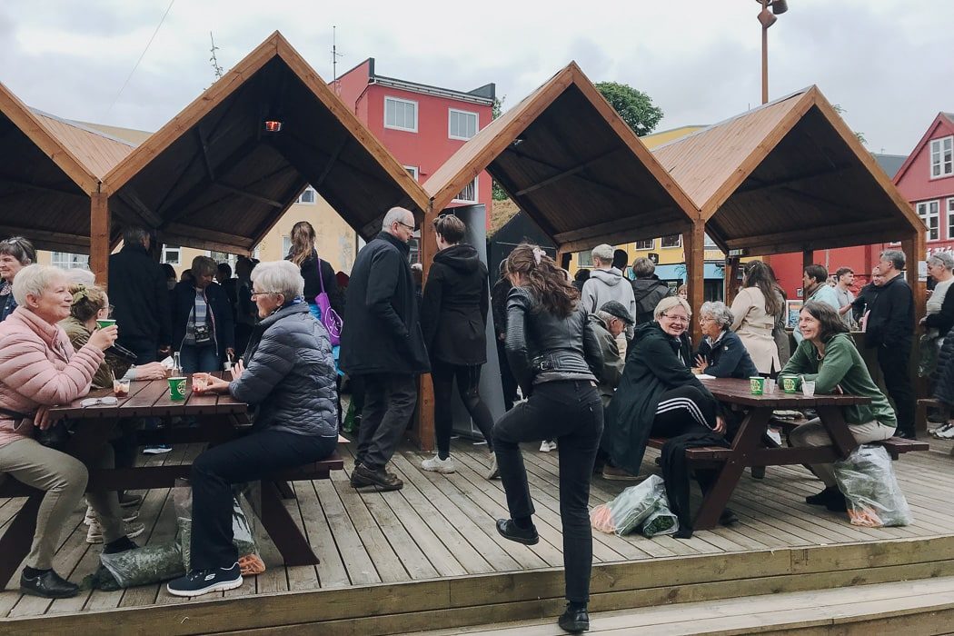 Menschen auf einem Markt in Tórshavn auf den Färöer Insel