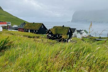 Grasdach-Häuser in Makladalur auf den Färöer Inseln
