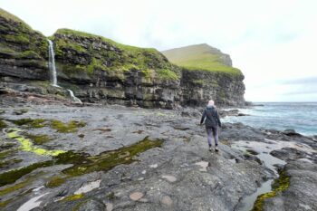 Klippen bei Mikladalur auf den Färöer Inseln
