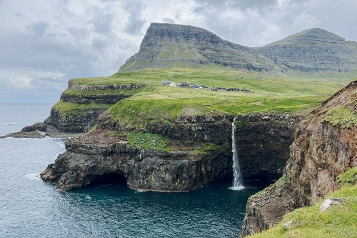 Der Mulafossur Wasserfall auf den Färöer Inseln