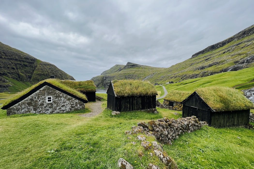Grasdach-Häuser in Saksun auf den Färöer Inseln