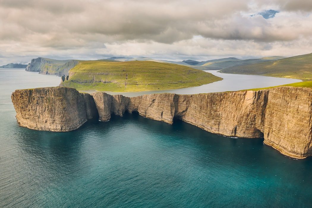 Der See beim Bøsdalafossur Wasserfall und den Klippen von Trælanípa auf den Färöer Inseln