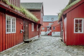 Rote Häuser in Tinganes in Tórshavn auf den Färöer Inseln