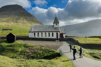 Die Kirche in Viðareiði auf den Färöer Inseln