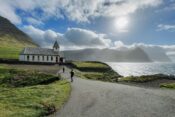 Blick auf die Kirche in Viðareiði auf den Färöer Inseln