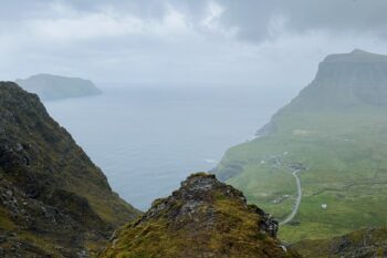 Blick Richtung Gásadalur auf dem Gipfel des Gasadalsbrekkan auf den Färöer Inseln