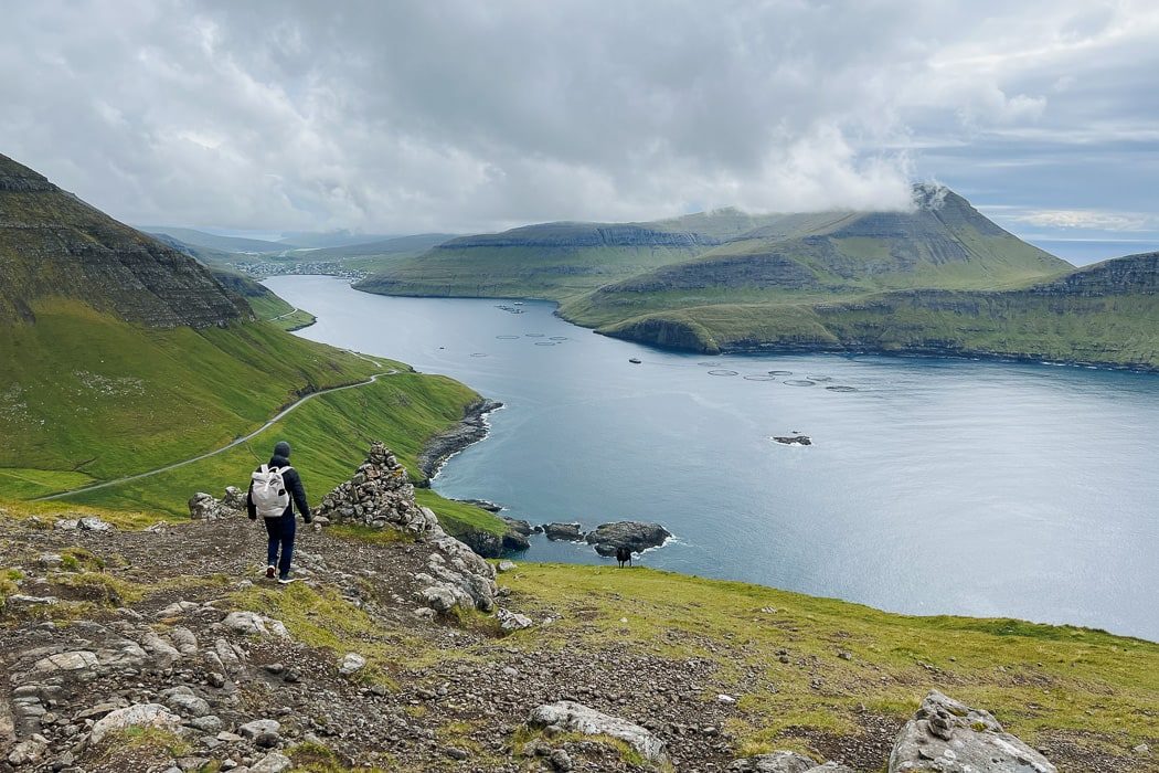 Wanderung zwischen dem Mulafossur Wasserfall und dem Ort Bøur auf den Färöer Inseln