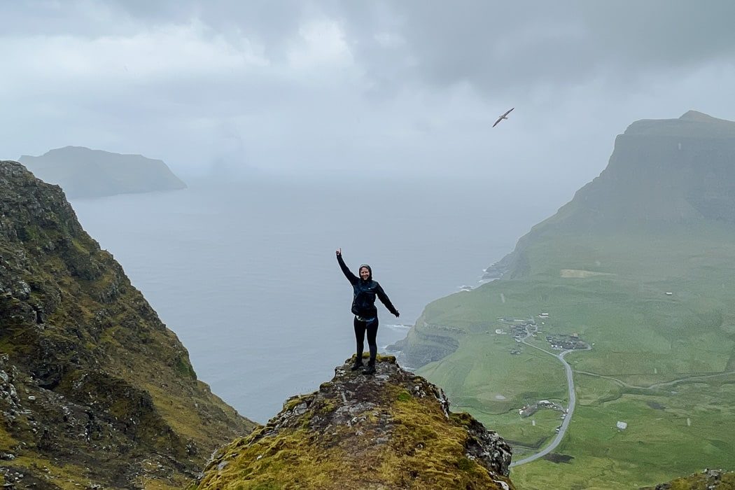 Frau im Regen auf den Färöer Inseln