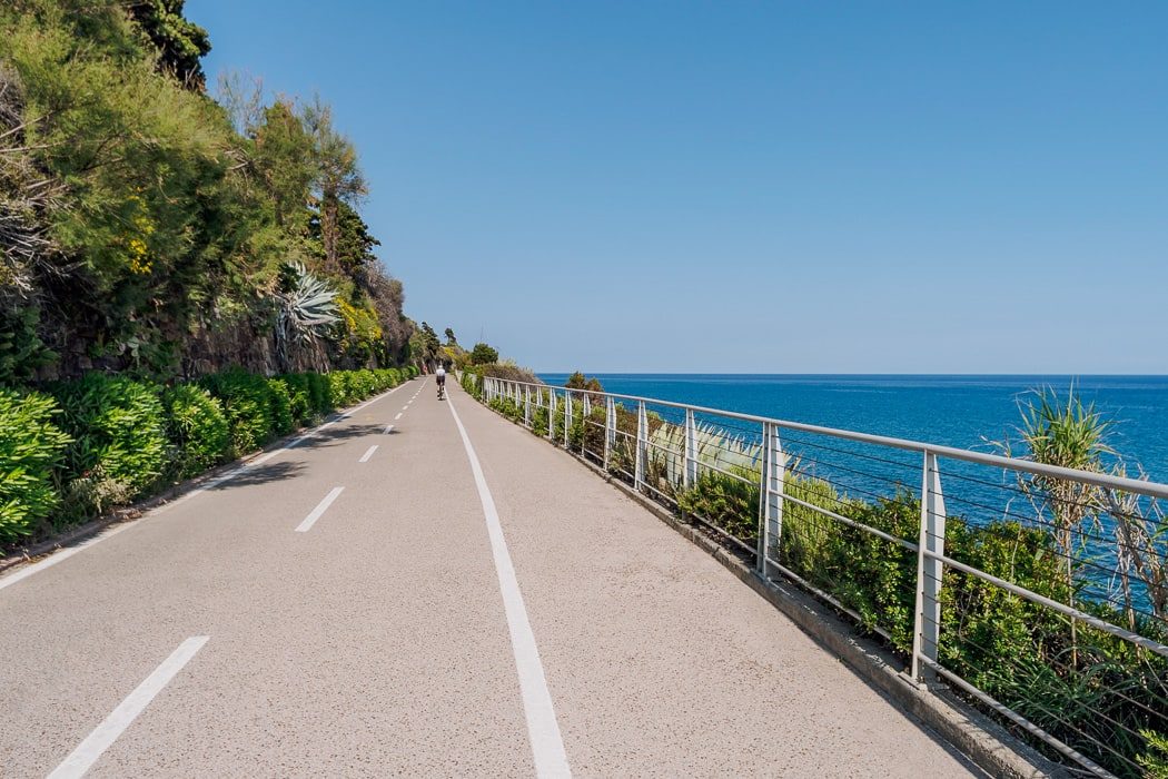 Blick auf asphaltiertem Fahrradweg in der Nähe des Meeres