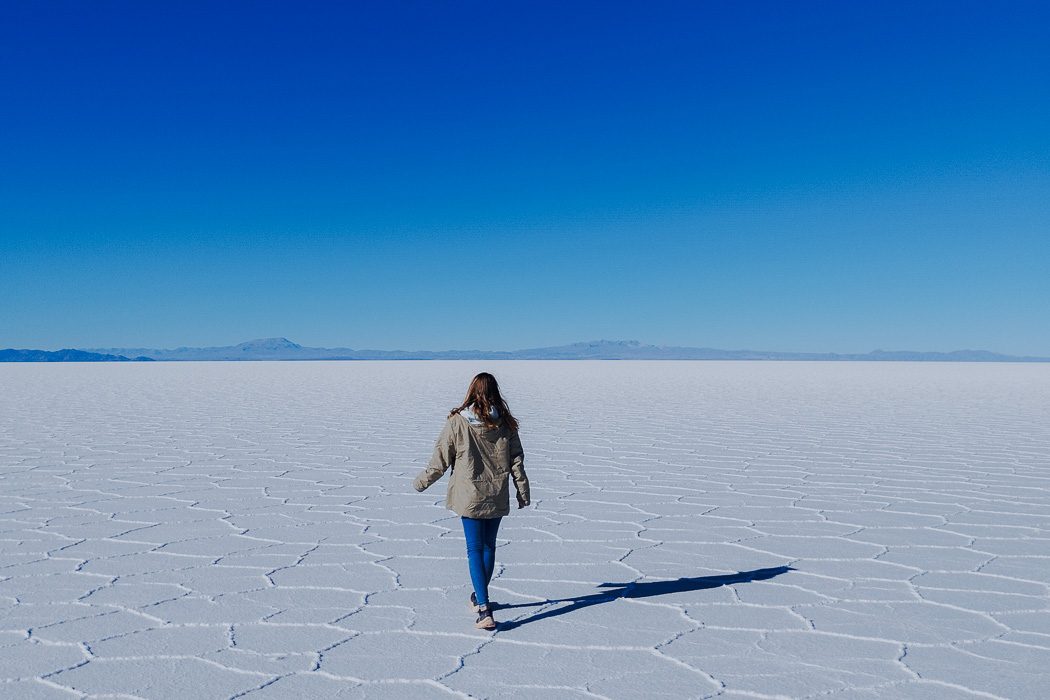 Frau läuft alleine durch Salzwüste