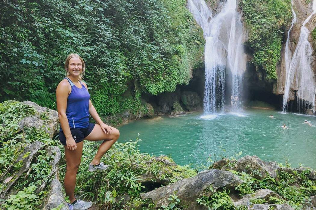 Frau auf Kuba am Wasserfall
