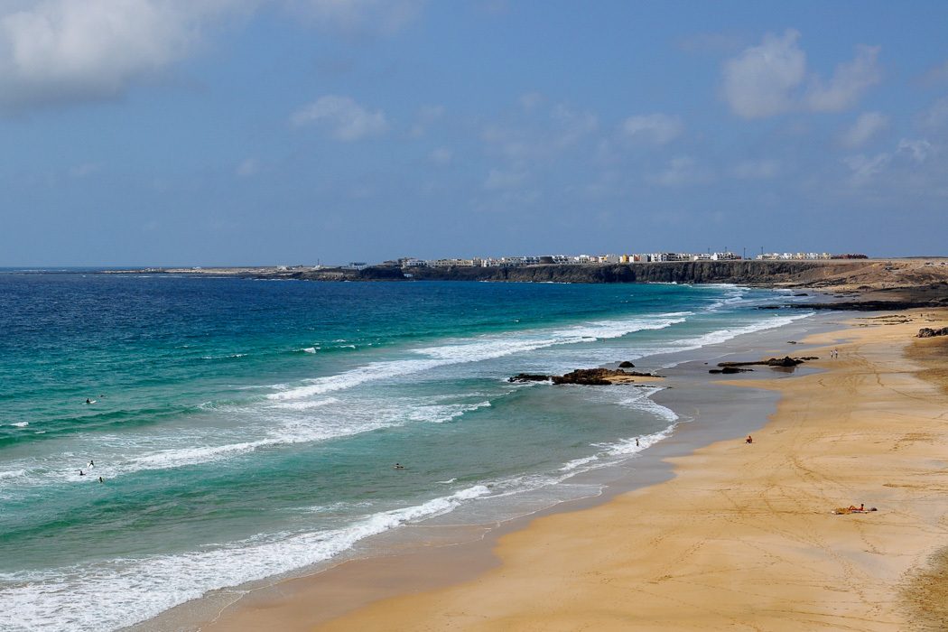 Blick auf Piedra Playa und das Dorf Cotillo auf Fuerteventura