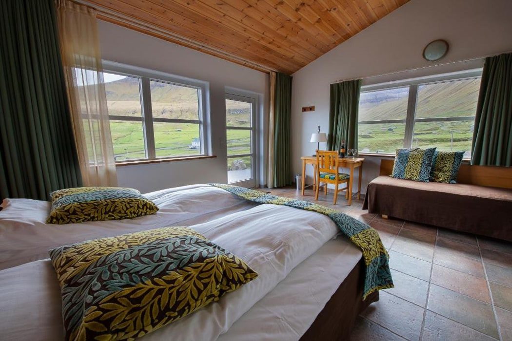 Ein Zimmer im Gjaargardur Guesthouse in Gjógv auf den Färöer Inseln