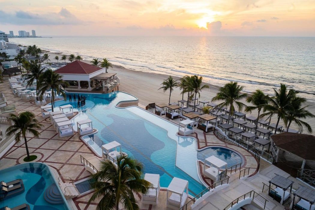 Pool und Strand des Hyatt Zilara Hotels in Cancún