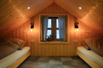 Ein Schlafzimmer in den Múlafossur Cottages in Gásadalur auf den Färöer Inseln
