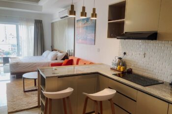 Küche im Hotelzimmer des Ocean Breeze Luxury Studio Apartment