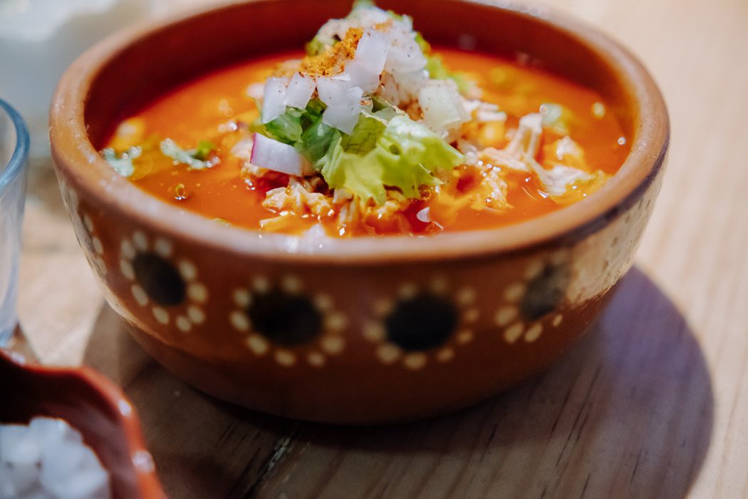 Pozole in Tonschale