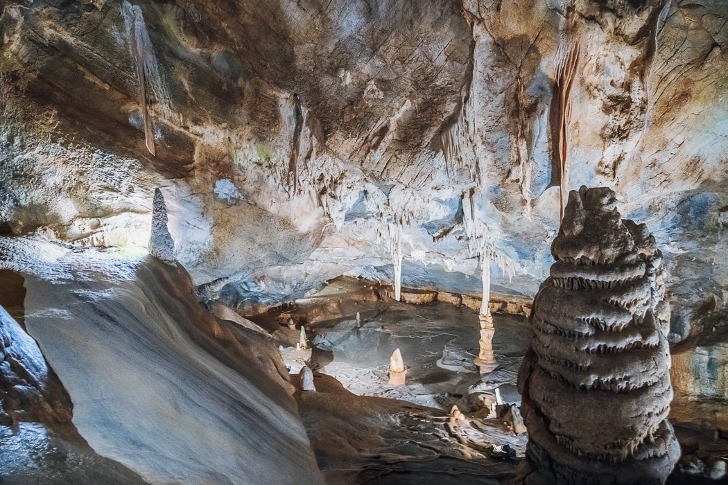 Blick in Höhle mit Stalaktiten und Stalakmiten
