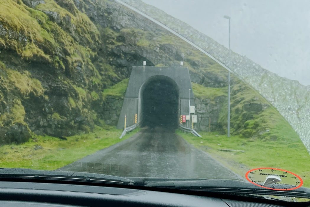 Ein einspuriger Tunnel auf den der Insel Kalsoy auf den Färöer Inseln