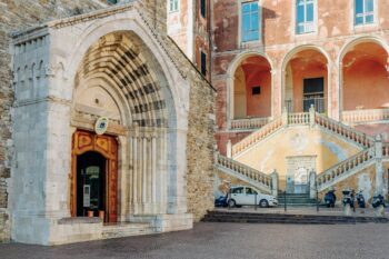 Blick auf Eingang zu romanischer Kirche auf einem Platz
